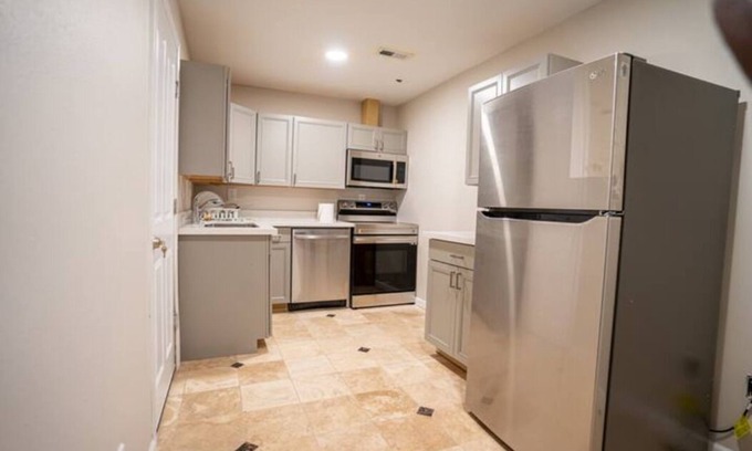 Des Moines Casa | Close To Airport: Modern Living