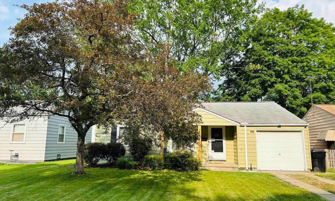 Cleveland Casa | Close to airport* Pets*Fenced yard*A/C & Fast WIFI