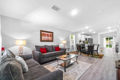 Delray Beach Casa | Close to Atlantic Ave, Beach! Hot Tub-5 Beds-King