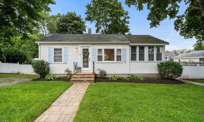Hampton Cabaña | Close to Beach! Pool, Hot Tub, Firepit in Patio area & Deck.
