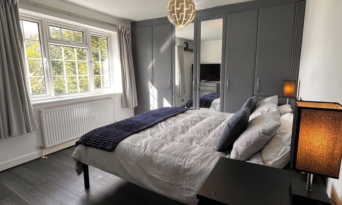 West Parley Casa | Close to Beaches and the New Forest - 4 bedroom house - pet and child friendly