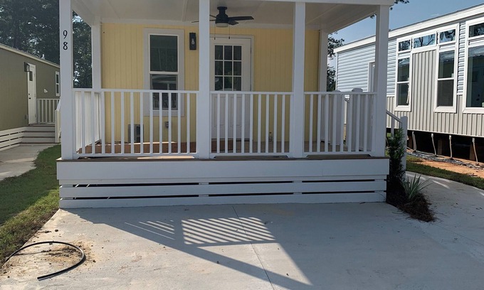 Freeport Cabaña | Close to beaches, minutes away from 30A 10J Deluxe Cottage