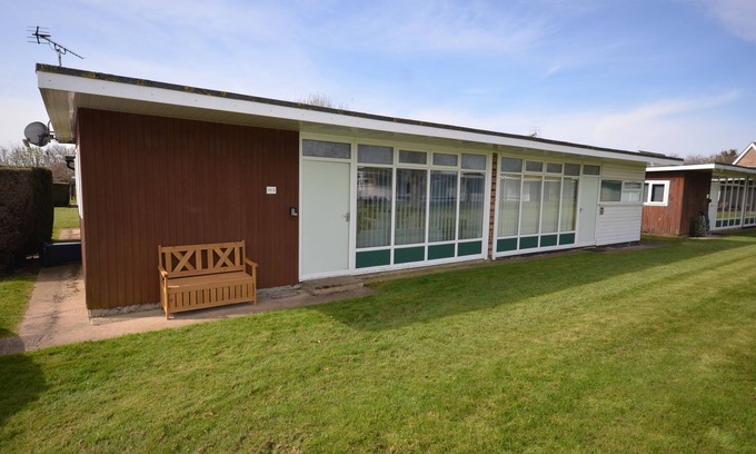 Stalham Chalet De Esquí | Bien equipado y limpio, cerca del río con piscina de temporada, NR12 9PN