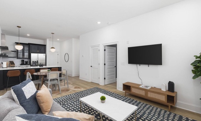 Cleveland Park Casa | Close to Broadway + Walkable Area - 4 Bed, 2 Bedrm