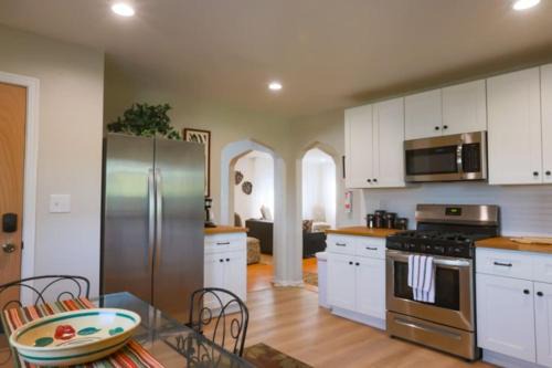 Pittsburgh Casa | Close to City * Charming Central XL Cape Cod * Airport