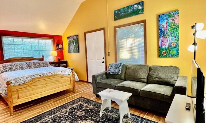 West Eugene Apartamento | Close to Downtown! Arty & Cozy. Comfortable bed.