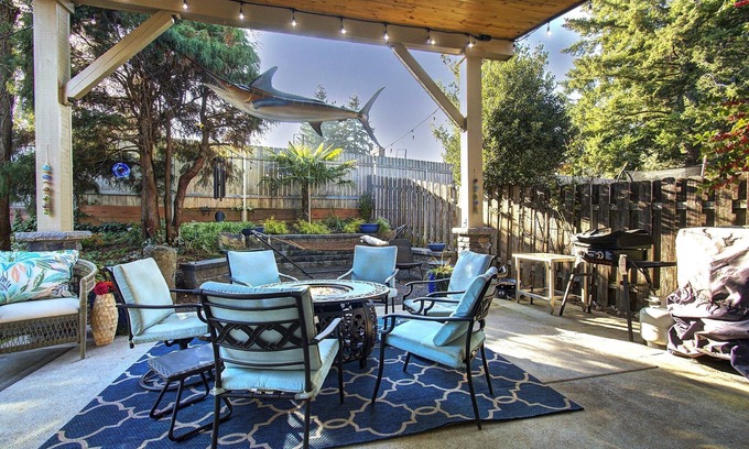 Northwest Vancouver Casa | Close to Downtown*Luxe-Beautiful Shower-Pets!