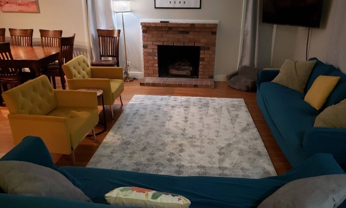 West University Casa | Close to Downtown Reno, easy drive to Tahoe, spacious house overlooking Reno!