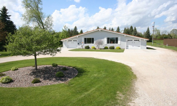 Elkhart Lake Condominio | Cerca del centro de Elkhart Lake!