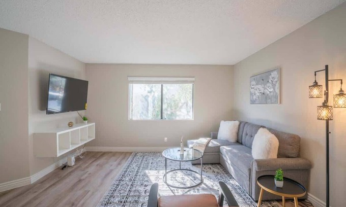 Cox Heights Apartamento | One-of-a-Kind Spot | Pool, Gym, Parking, Sleeps 8