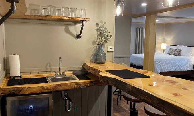Rangeley Cabaña | Close to Everything, Cozy Cottage for up to 6, Cleanest in Rangeley!