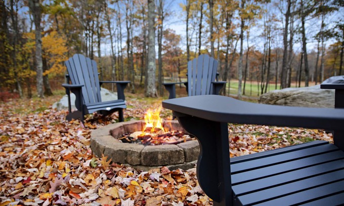 McHenry Casa | Close to Skiing & Wisp~GAME ROOM~FIRE PIT & HOT TUB~Dogs OK! Lake Access & Dock!