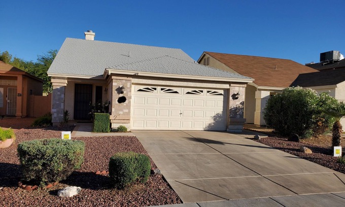Phoenix Casa | Close to : Everything. Glendale State F.. Stadium , Shopping centers ,