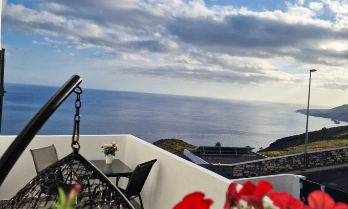 Garajau Apartamento | Close to Funchal, Cozy Apartment with Large Southwest Terrace for Chilling