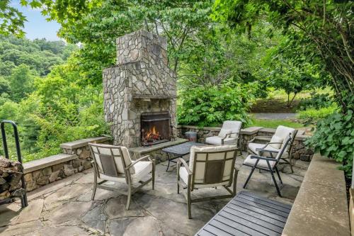 Grassy Creek Casa | Close to Grayson Highlands, Outdoor Fireplaces, Sleeps 11, Dogs Welcome
