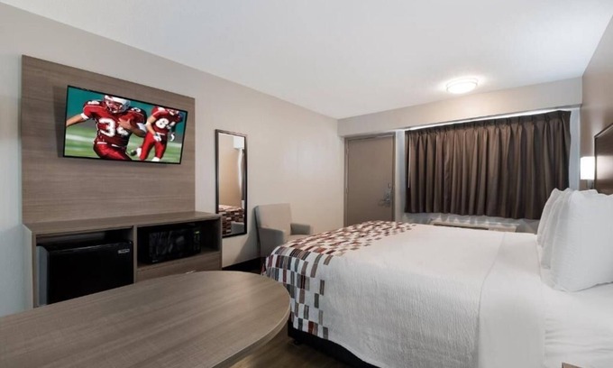 Twin Brook Hotel | Close to Hamilton Place Mall | 2 Budget Friendly Rooms | Pets are Allowed