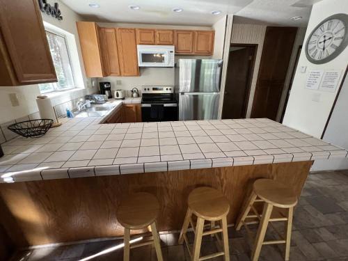 Pioneer Trail Casa | Close To Heaven With Hot Tub, Wet Bar Game Room