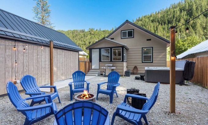 Wallace Casa | Close to Hiawatha Tr. and Skiing w/ HOT TUB