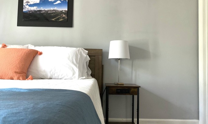 Auburn Condominio | Close to it all. 1.5 blocks to Stadium! 2BR/2BA + RESERVED PARKING