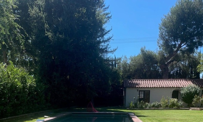 La Canada Flintridge Cabaña | close to LCF shopping center. Nestled on park like grounds, large pool and gym.