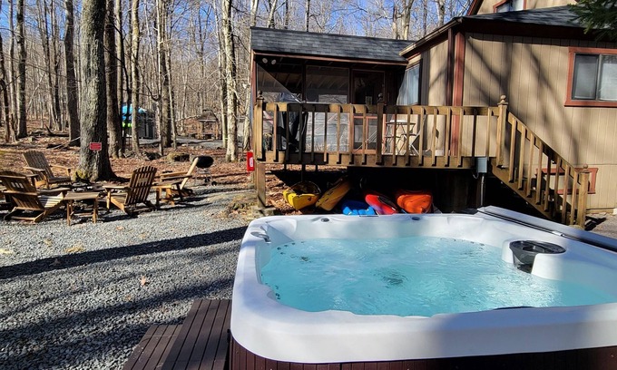 Locust Lake Village Cabina | Close to Lake-Firepit-Hot Tub- Casinos-Fireplace- Kayaks-Bikes