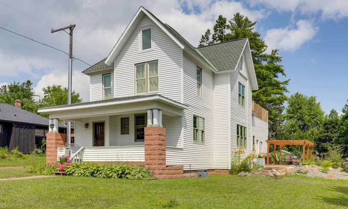 Washburn Casa | Close to Lake Superior: Walkable Washburn Charmer!