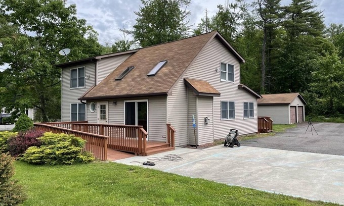 Hawley Casa | Close to Lake Wallenpaupack! Walk to the Beach!