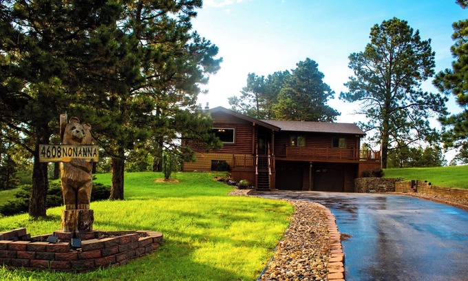 Colonial Pine Hills Casa | Close to numerous attractions, making it an ideal base to explore the area.