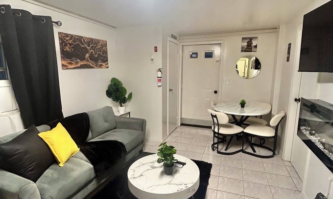 Ironbound District Apartamento | Close to NYC/EWRAirport. 3-bedroom, 1-bath. Washer/dryer available! Sleeps 6+