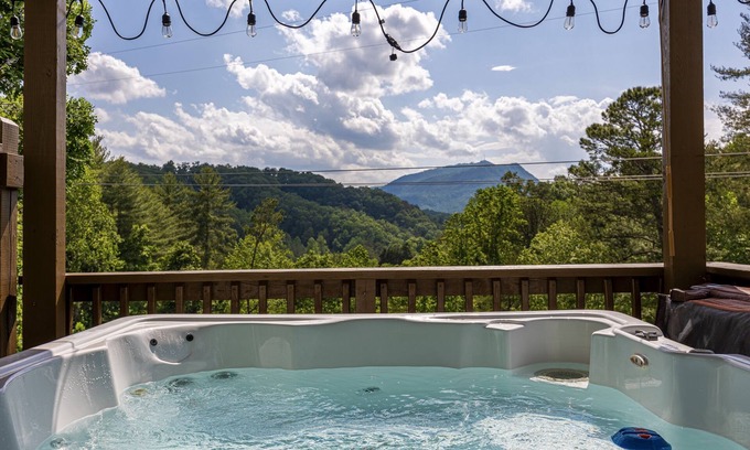 Sevierville Cabaña | Close to Outlets*Putting Green*Easy Access Roads*Wifi