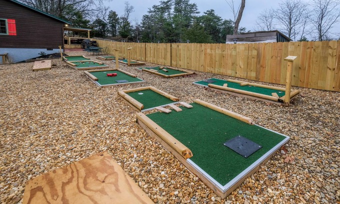 Sevierville Chalet De Esquí | Close to Pigeon Forge-Putt Putt Coarse-Outdoor tv-Secluded-Hot tub-outdoor fire pit and More