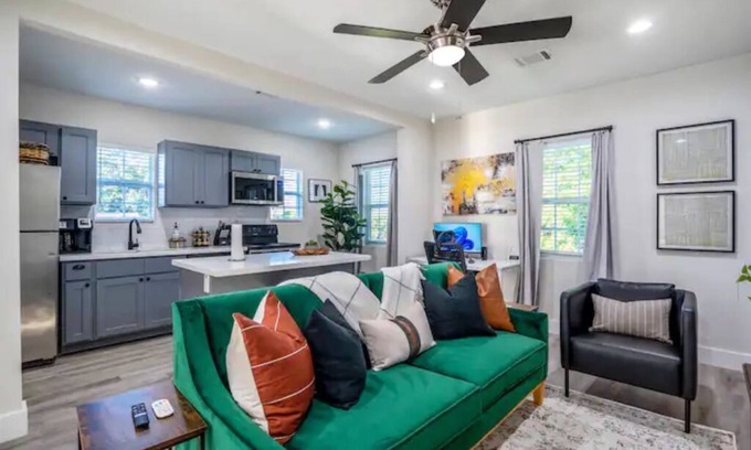 Greater East End Apartamento | Close to PNC Stadium | Smart Apt | King bed | WiFi!
