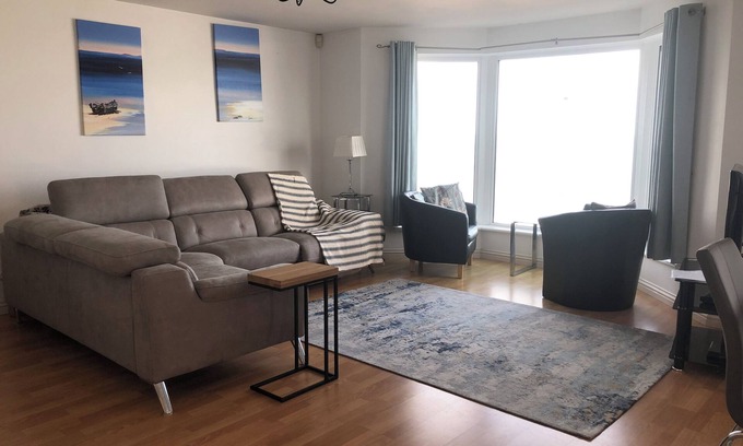 Portstewart Apartamento | Close to Portrush golf with superb views of the north Irish Coast.Cool apartment