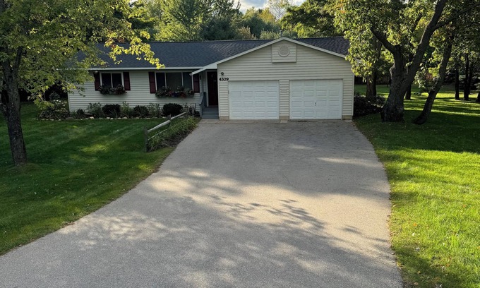 Traverse City Casa | Casa recientemente renovada a poca distancia de Long Lake