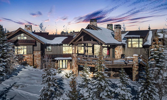 Park City Casa | Close to Ski, Main Street, Free Resort Shuttle with 5 star Amenities. Family Dream Home!