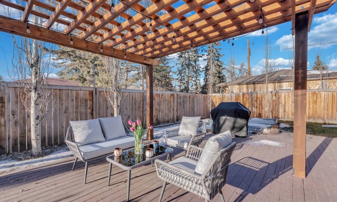 Southwest Calgary Casa | Close to Stampede> 8 adults+children> 2 Living Rooms> 4 BDR> Backyard> Park Free