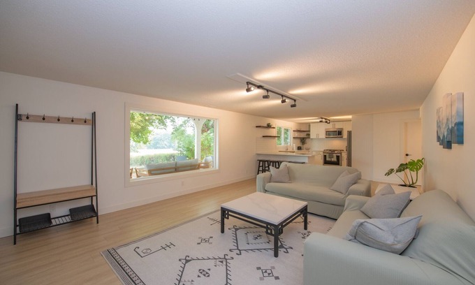 Vernon Apartamento | Close to the beach, quiet neighborhood! - The Longacre Suite