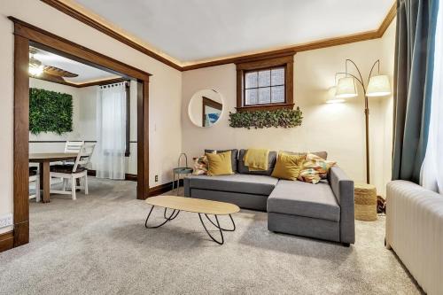 Niagara Falls Casa | Close to the Falls Hot Tub Easy Checkout Parking