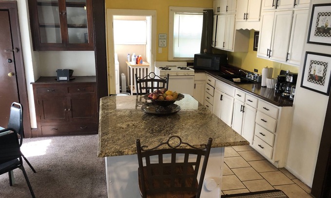 South Kansas City Casa | Close to the Research Hospital, the Zoo, and the sports stadiums.