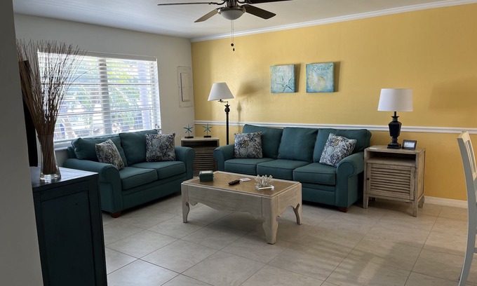 Saint James City Apartamento | Closest Inn to Deep Water in St James City. Perfect for monthly rental!
