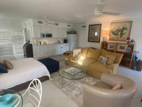 Naples Park Apartamento | Closest Studio Suite to Vanderbilt Beach, new remodel, well appointed, BBQ, yard, very private plus many extras!