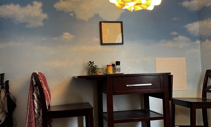 Seventh Ward Chalet De Esquí | Cloud House, cozy, convenient, w/muraled workspace/breakfast nook
