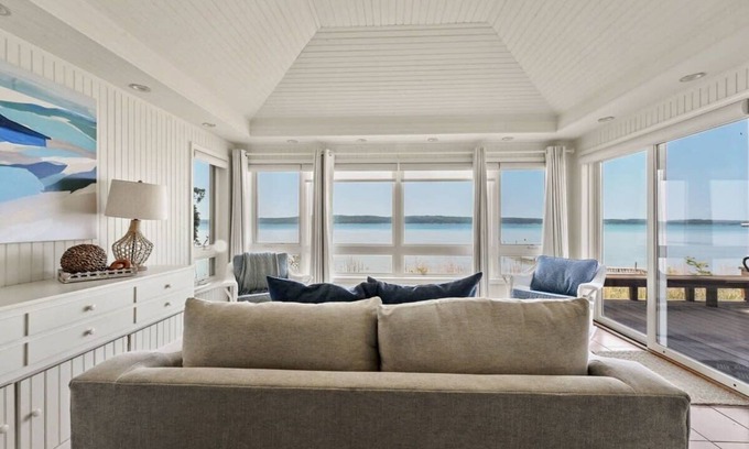 Lake Township Casa | Cloud Nine on Crystal Lake