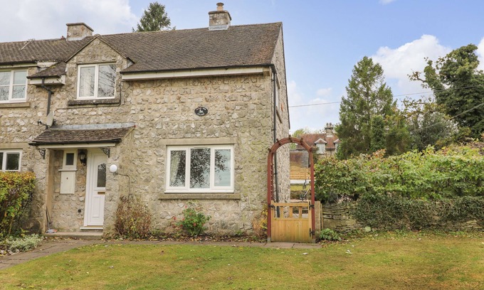 Newton Grange Cabaña | CLOUD VIEW COTTAGE, pet friendly, with a garden in Ashbourne