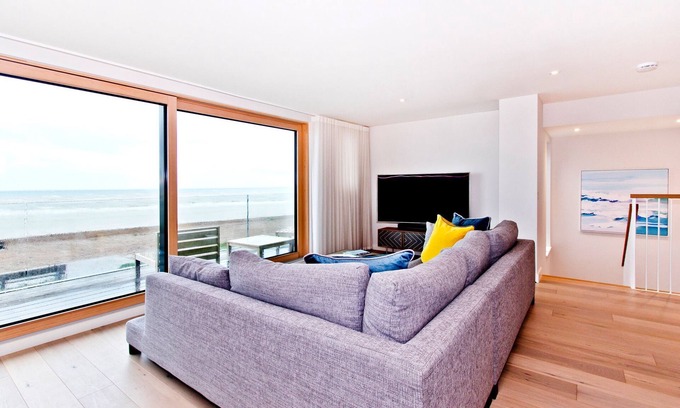 Icklesham Casa | Cloudbreak - a beachfront property that sleeps 6 guests in 3 bedrooms
