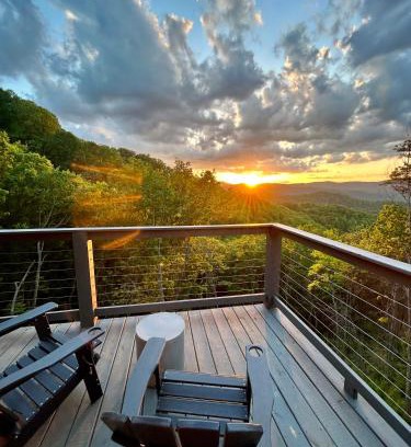 Gatlinburg - Pigeon Forge Casa | Cloudchaser Cabin, Private, New Cabin, 2 Kings, Cozy, Modern, Hot Tub, View, Theater