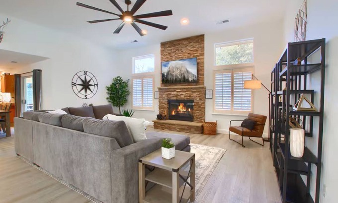 Mariposa Casa | Clouds Rest Retreat with Hot Tub - Yosemite Home