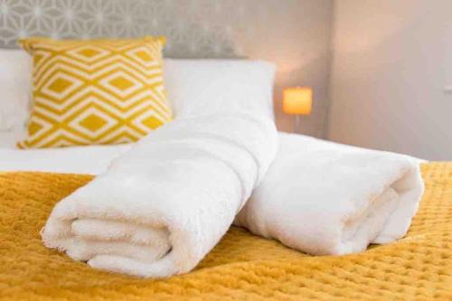 Birmingham Casa | Cloudstays Birmingham Luxury Townhouse 2 lakes sleeps upto 8 Free Parking & WIFI
