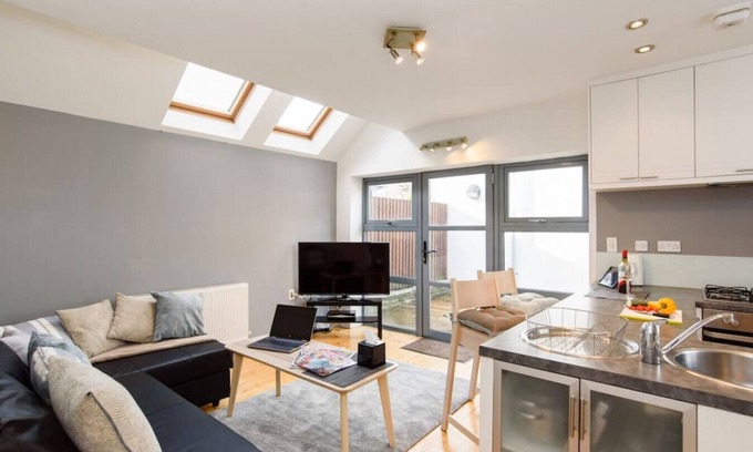 Splott Casa | Cloudstream Joy - Relax in the City | 2 Bed Duplex House w/Hot Tub