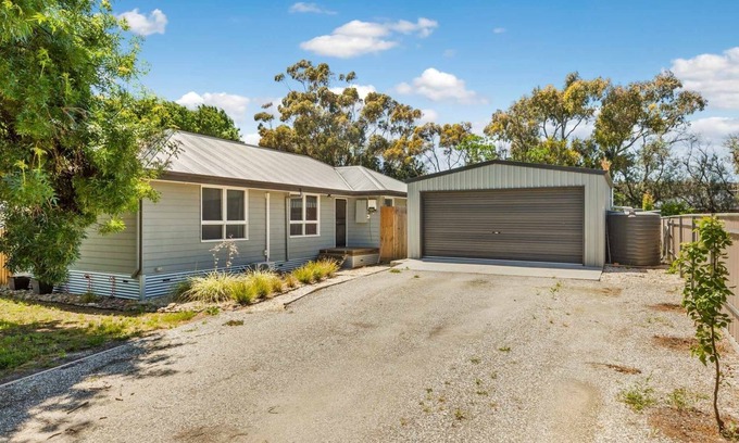 Heathcote Cabaña | Clouston Cottage: Pet Friendly 3 BR & Pool